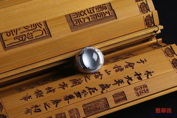 18K金镶钻冰种男款戒指 (1).JPG