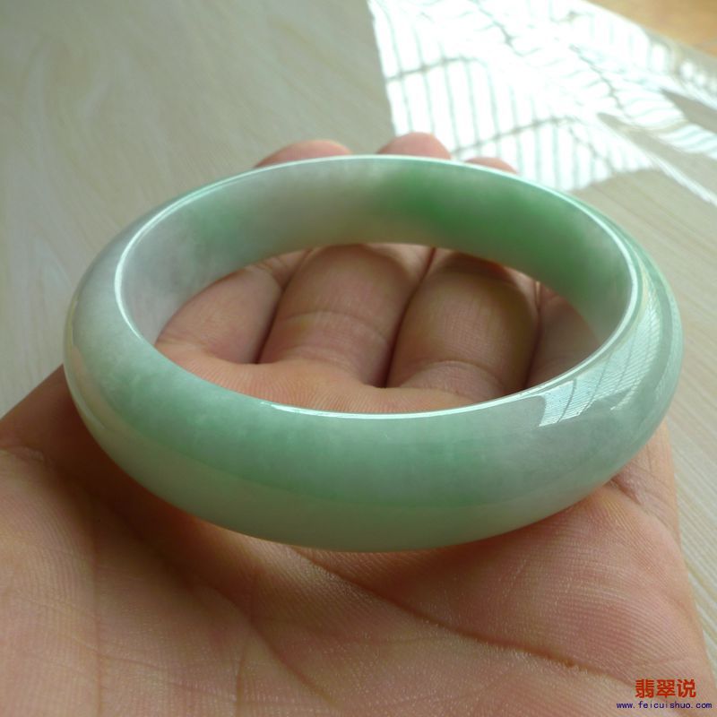 【缅甸老坑A货翡翠浅绿正装手镯57MM】 【价格】-1200 【尺寸】-57.55*14.33*7.48mm 【证书】-158GA217978  ...