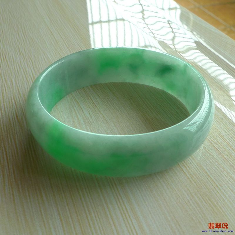 【缅甸老坑A货翡翠阳绿贵妃手镯54MM】 【价格】-2000 【尺寸】-54.22*46.32*16.88*6.28mm 【证书】-158GA23 ...