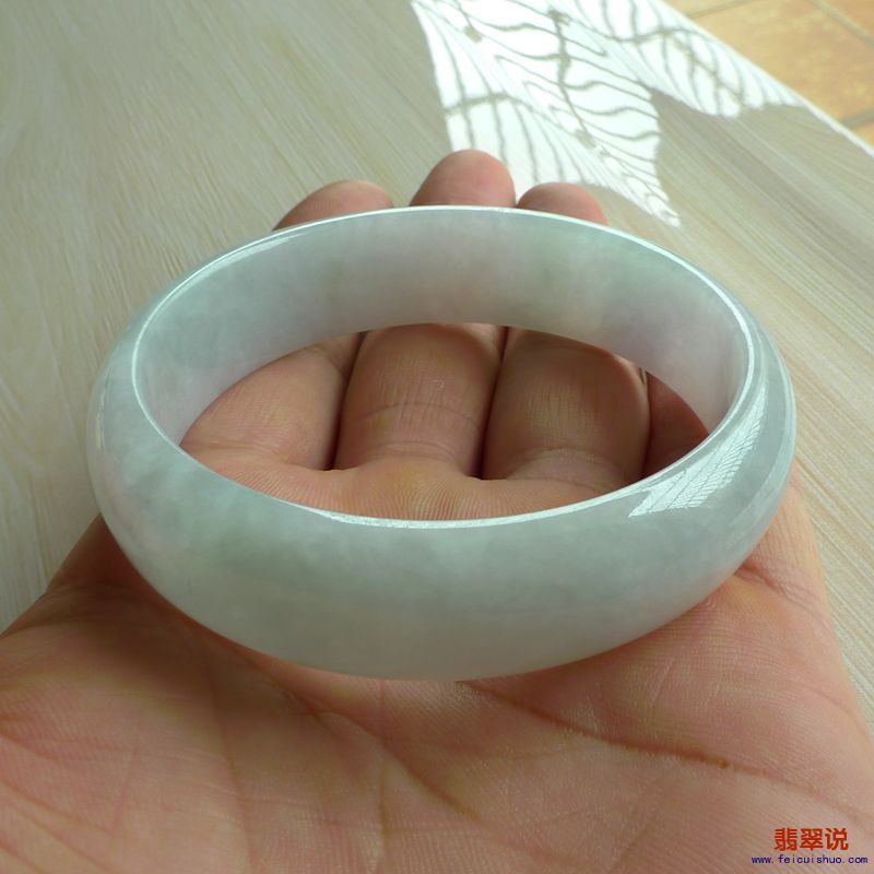 【缅甸老坑A货翡翠淡绿正装手镯60MM】 【价格】-1600 【尺寸】-60.36*16.66*6.86mm 【证书】-158GA237027  ...