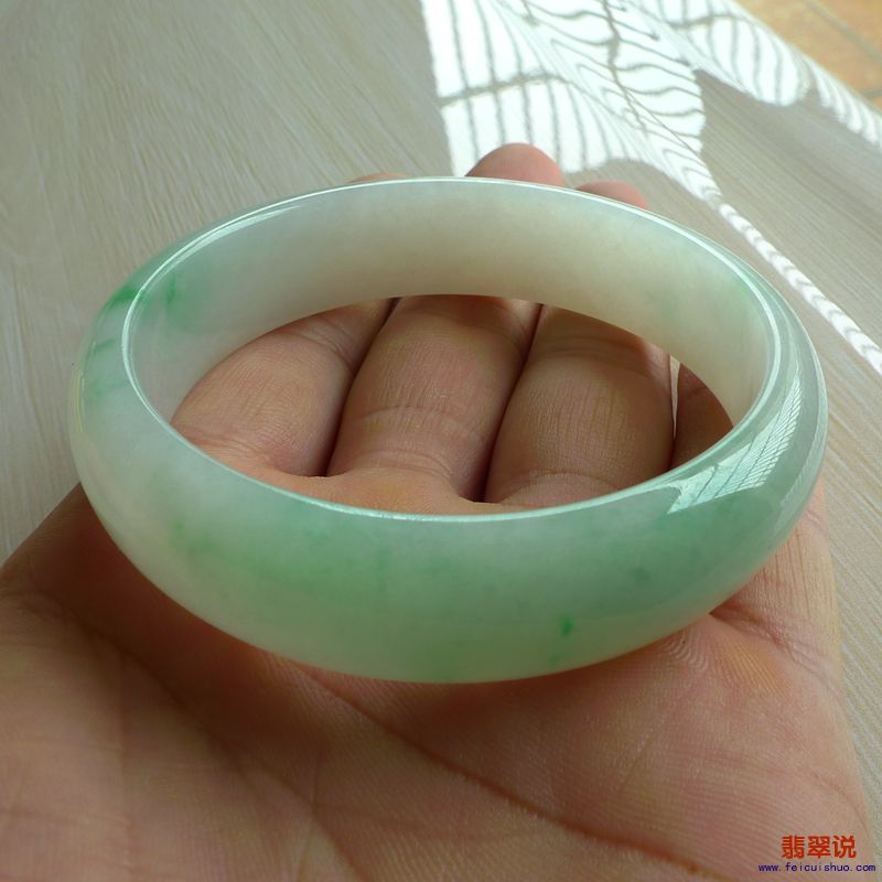 【缅甸老坑A货翡翠水润正装手镯60MM】 【价格】-6200 【尺寸】-60.45*15.75*7.31mm 【证书】-158GA237148  ...