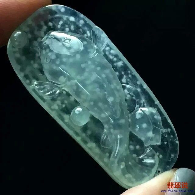 冰种木那连年有余 尺寸：46.20.8  9.8mm 完美无纹裂 特色木那料 清秀迷人 上身极美[愉快].jpg