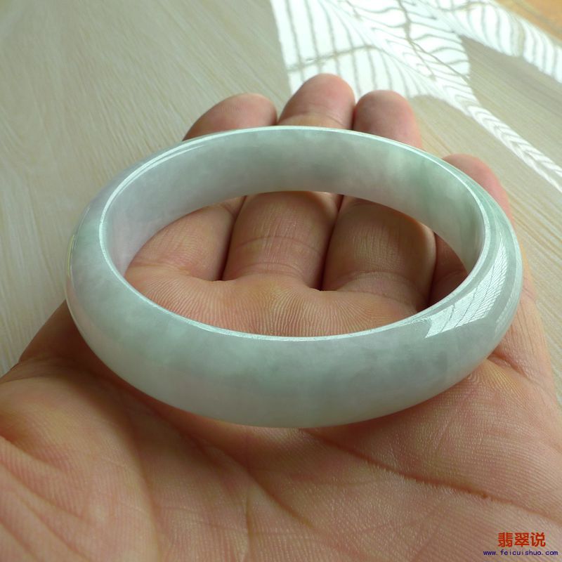 【缅甸老坑A货翡翠淡绿正装手镯55MM】 【价格】-1080 【尺寸】-55.50*13.06*7.28mm 【证书】-158GA237034  ...