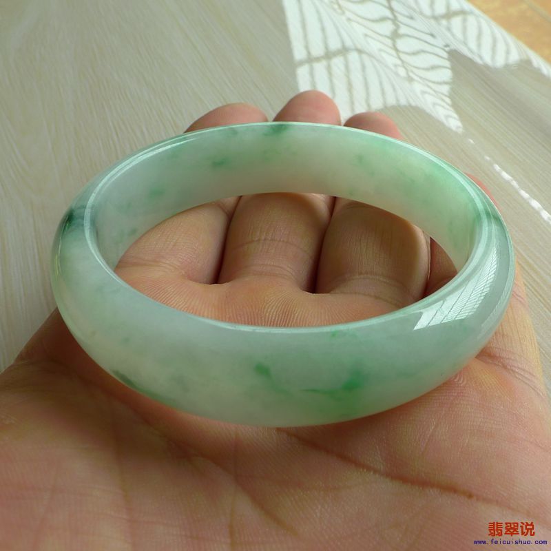 【缅甸老坑A货翡翠水润飘花手镯57MM】 【价格】-5600 【尺寸】-57.15*14.79*7.17mm 【证书】-158GA237133  ...