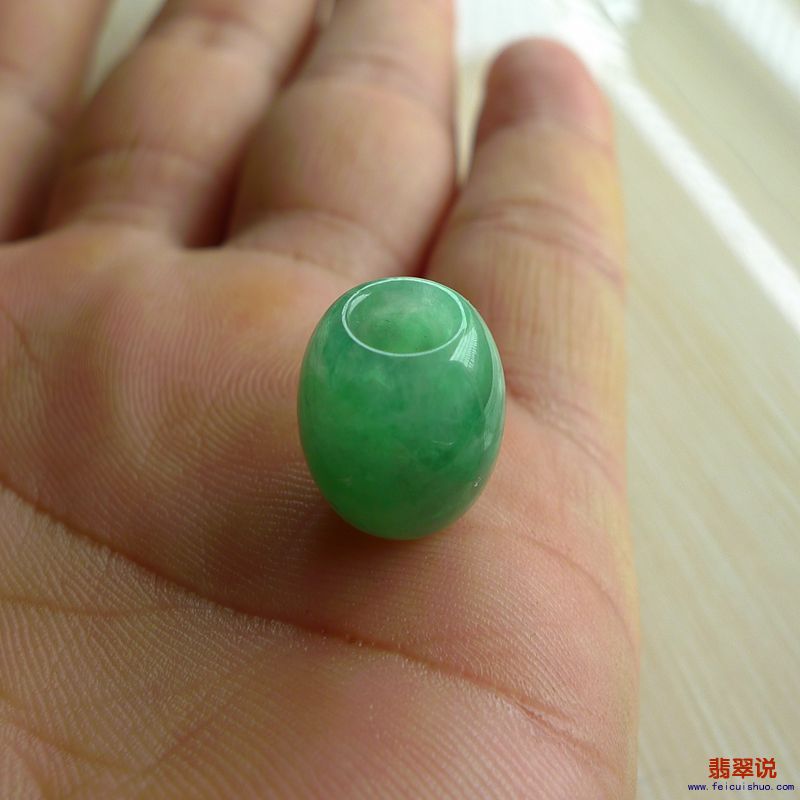 【缅甸老坑A货翡翠阳绿路路通】 【价格】-特价400 【尺寸】-14.7*12.36mm 【证书】-158GA237069 【重量】-3 ...