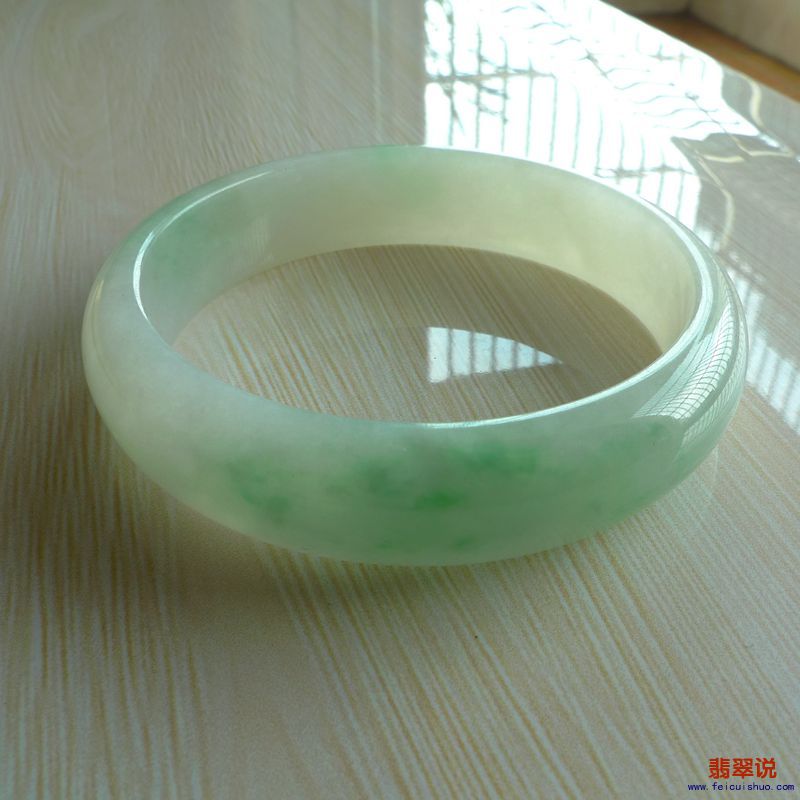 【缅甸老坑A货翡翠飘阳绿正装手镯60MM】 【价格】-6200 【尺寸】-60.05*15.13*7.12mm 【证书】-158GA237151 ...