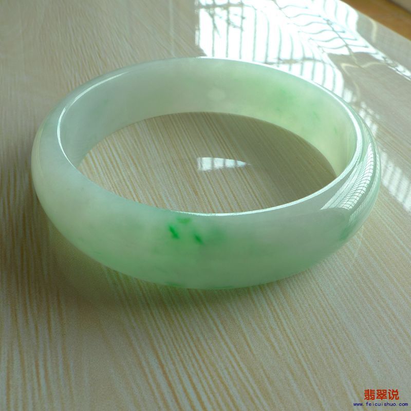 【缅甸老坑A货翡翠飘阳绿正装手镯60MM】 【价格】-6200 【尺寸】-60.55*15.66*7.43mm 【证书】-158GA237150 ...