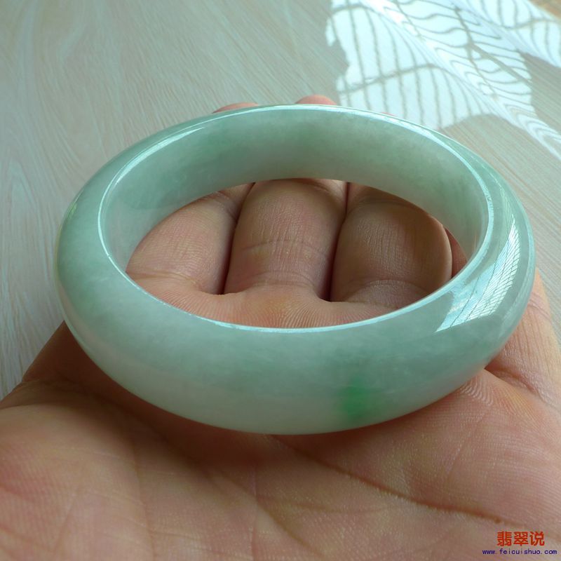 【缅甸老坑A货翡翠浅绿正装手镯56MM】 【价格】-3000 【尺寸】-56.05*14.85*8.88mm 【证书】-158GA237139  ...