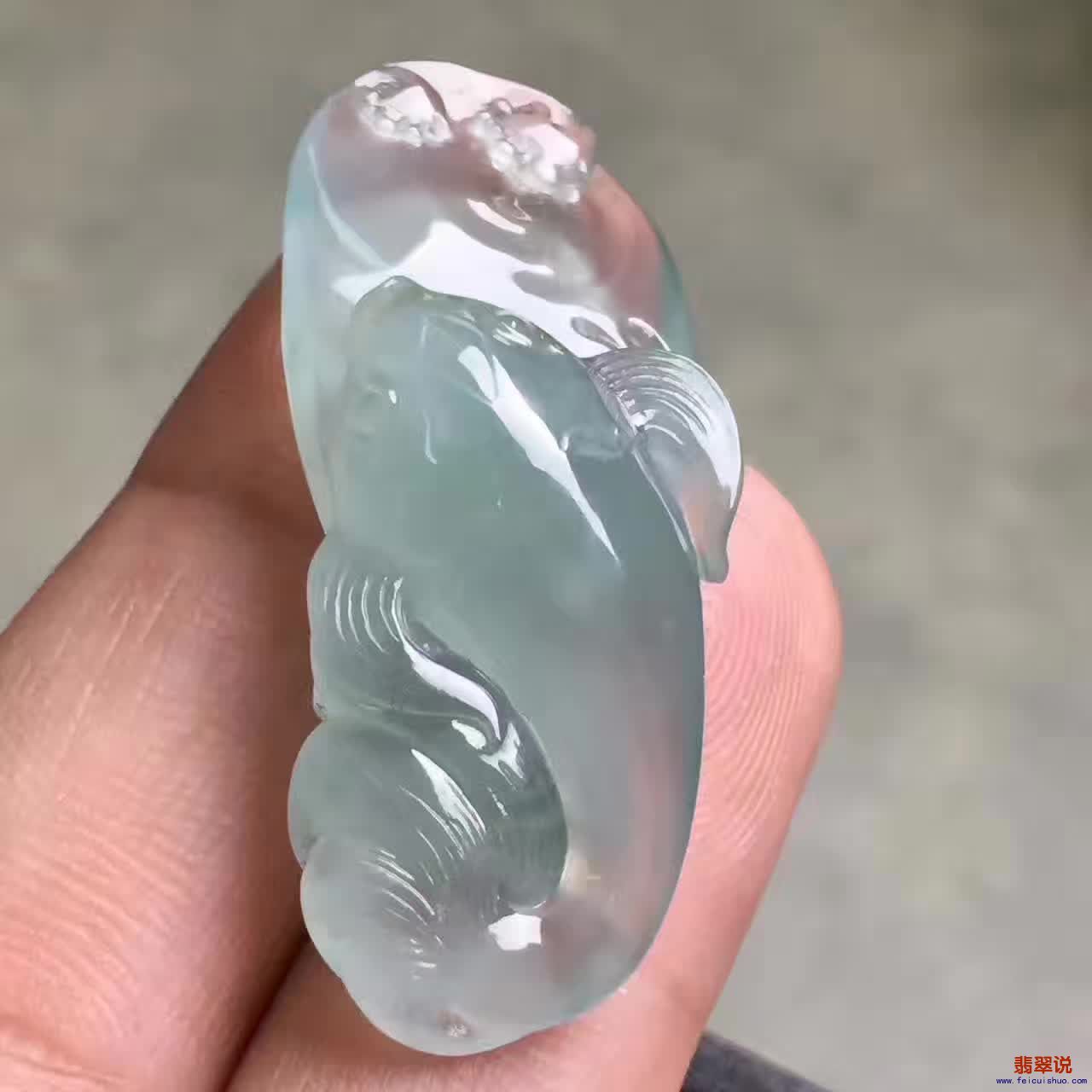  高冰鲤鱼戏水，价3800，尺寸43.5*17.8*13.5，种好水头足，玉质细腻，雕工精美